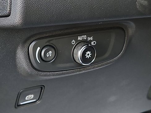 Used 2024 GMC Terrain SLE image 25