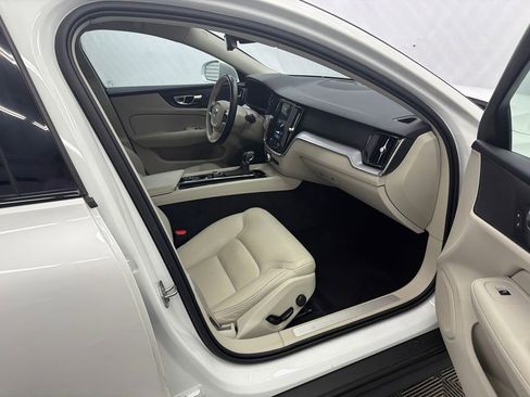 Used 2020 Volvo V60 T5 Cross Country image 15