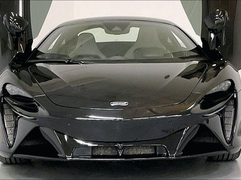 Used 2023 McLaren Artura image 2