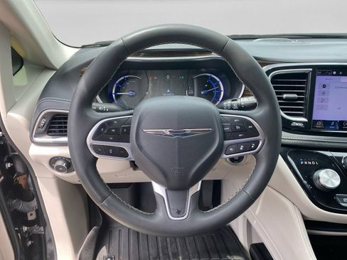 Used 2022 Chrysler Pacifica Limited FWD image 12