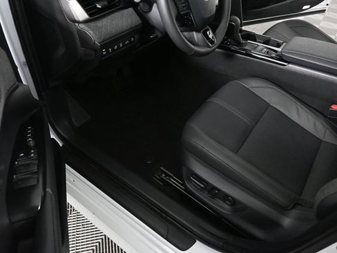 Used 2025 Toyota Camry XLE image 7