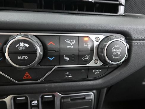 Used 2025 Jeep Gladiator Rubicon w/ Convenience Group AWD/4WD image 31
