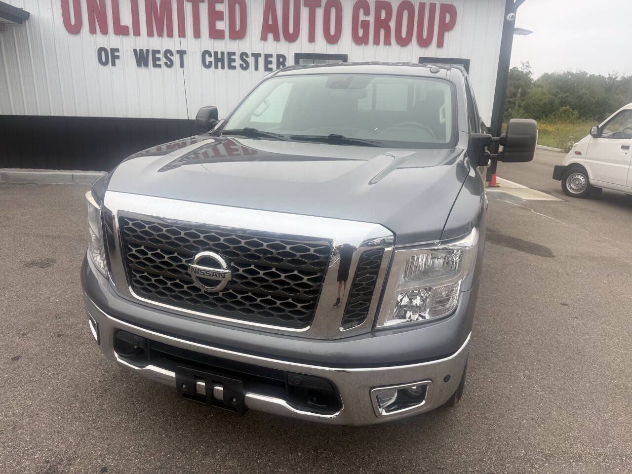 Used 2017 Nissan Titan SV RWD image 3