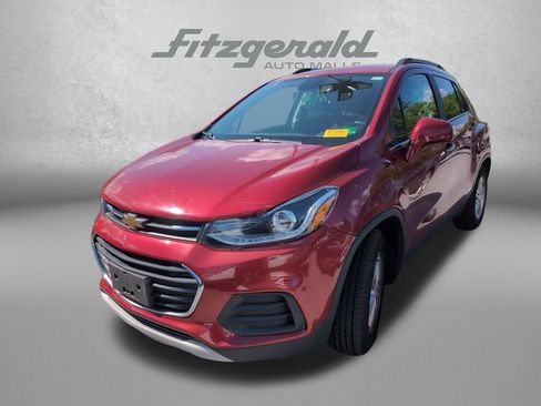 Used 2020 Chevrolet Trax LT w/ Driver Confidence Package FWD image 2