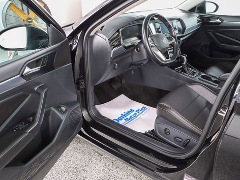 Used 2024 Volkswagen Jetta SE image 3