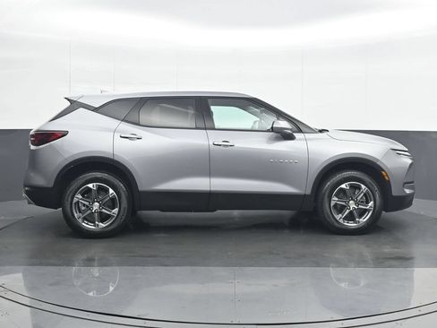 Used 2025 Chevrolet Blazer LT FWD image 7