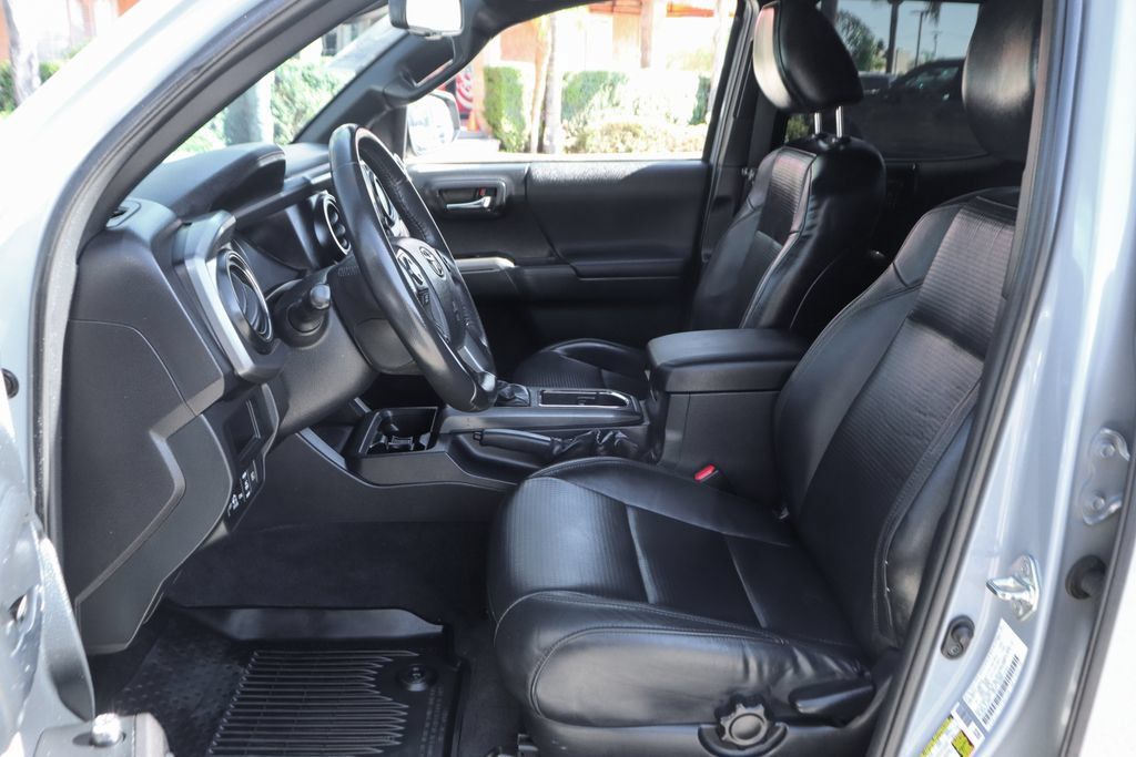 Used 2018 Toyota Tacoma TRD Off-Road AWD/4WD image 18