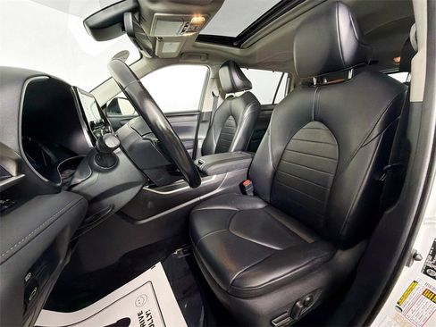Used 2021 Toyota Highlander XLE image 18
