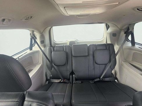 Used 2016 Chrysler Town & Country Touring w/ Driver Convenience Group FWD image 15