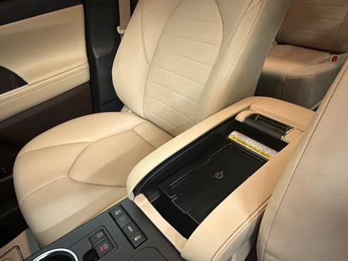 Used 2021 Toyota Highlander XLE FWD image 35
