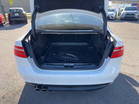 Used 2018 Jaguar XE Premium image 17