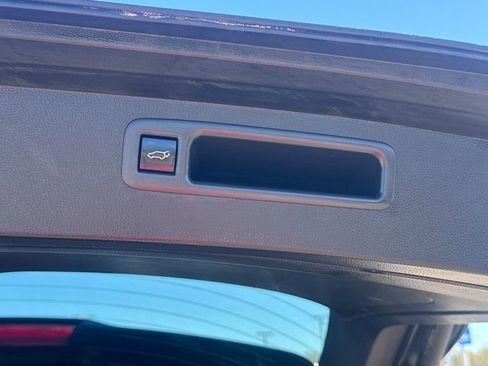 Used 2022 Toyota Highlander XLE AWD/4WD image 8