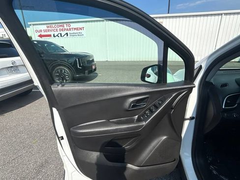 Used 2019 Chevrolet Trax LT w/ LT Convenience Package FWD image 11