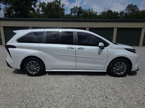 Certified 2025 Toyota Sienna XLE AWD/4WD image 7