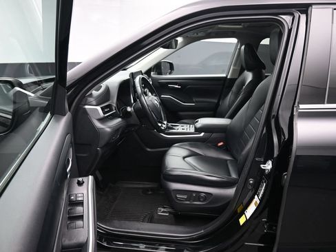 Used 2020 Toyota Highlander XLE AWD/4WD image 11