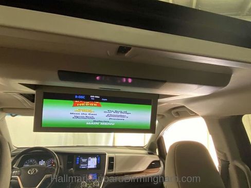 Used 2015 Toyota Sienna L image 11