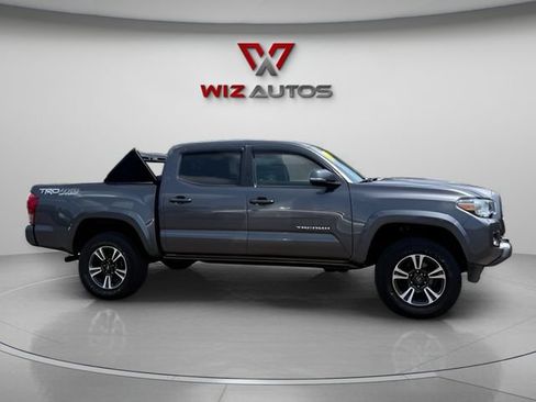 Used 2017 Toyota Tacoma TRD Sport w/ Tow Package AWD/4WD image 6