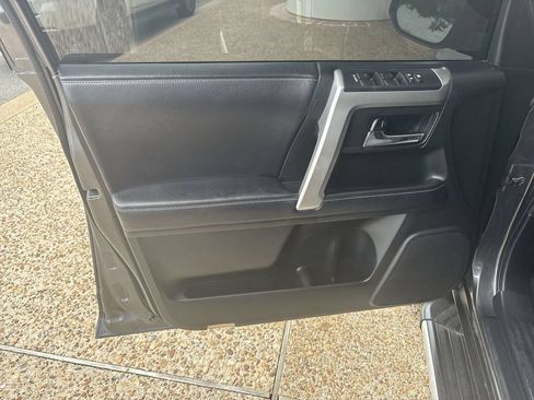 Used 2018 Toyota 4Runner SR5 AWD/4WD image 22