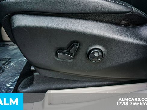 Used 2024 Chrysler Pacifica Touring-L image 36