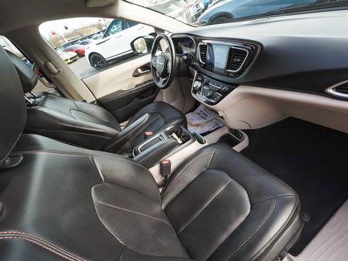 Used 2017 Chrysler Pacifica Touring-L Plus FWD image 45