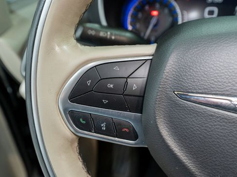 Used 2020 Chrysler Pacifica Limited image 26