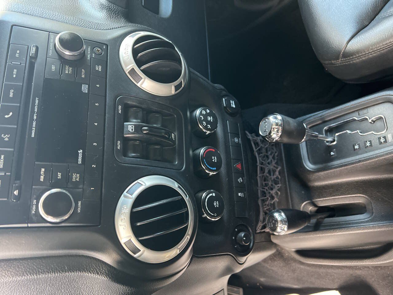 Used 2017 Jeep Wrangler Unlimited Sahara w/ Connectivity Group AWD/4WD image 5