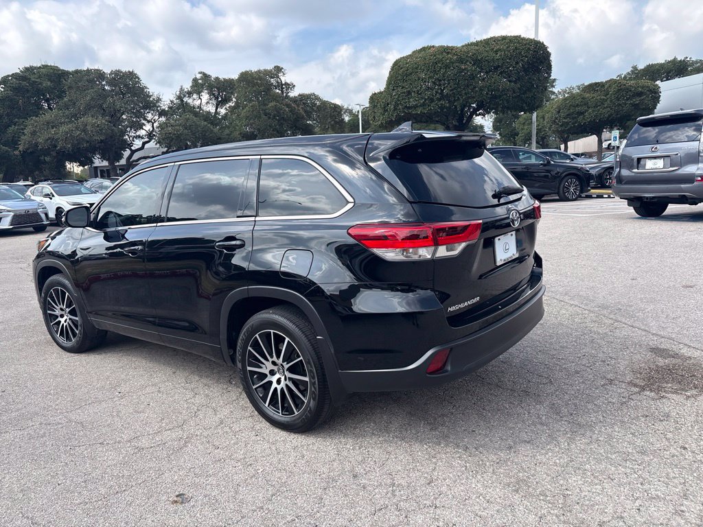 Used 2018 Toyota Highlander SE FWD image 3