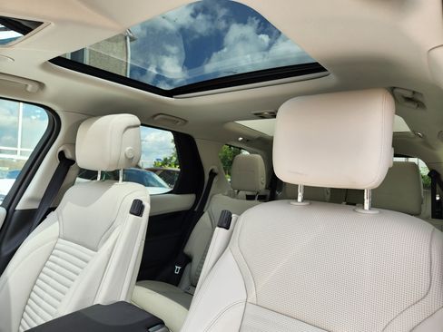 Used 2025 Land Rover Discovery S image 10