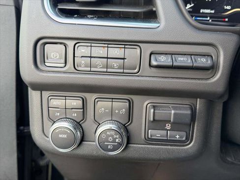 Used 2024 GMC Yukon XL AT4 w/ Technology Package image 19