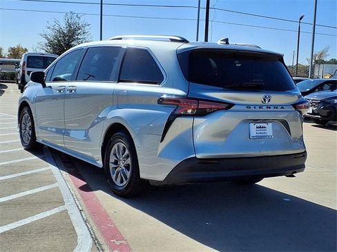 Used 2021 Toyota Sienna LE image 2