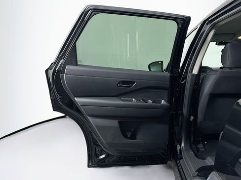 Used 2024 Nissan Pathfinder S image 25