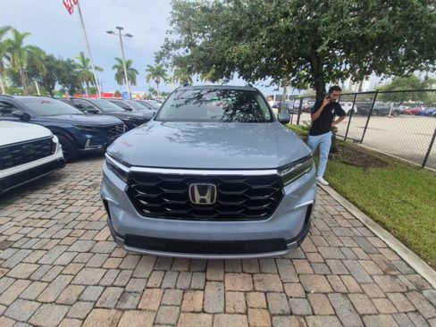 Used 2025 Honda Pilot Touring image 2