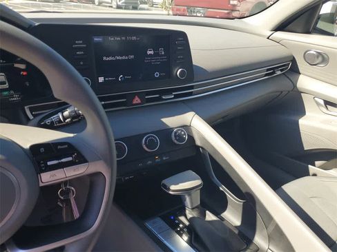 Used 2023 Hyundai Elantra SE image 29