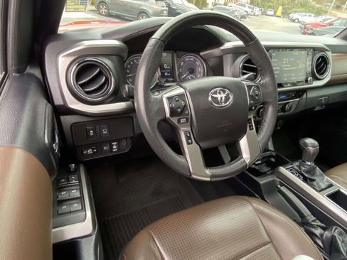 Used 2021 Toyota Tacoma Limited image 2