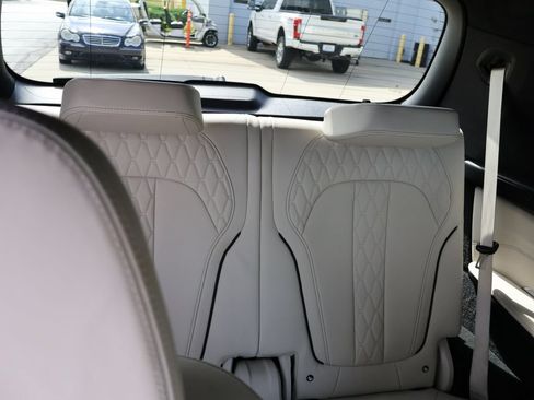 Used 2023 BMW X7 xDrive40i w/ M Sport Package AWD/4WD image 81