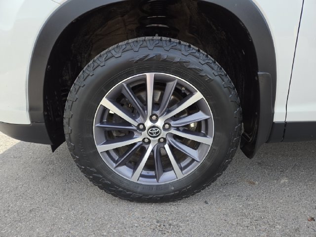 Used 2019 Toyota Highlander XLE AWD/4WD image 9