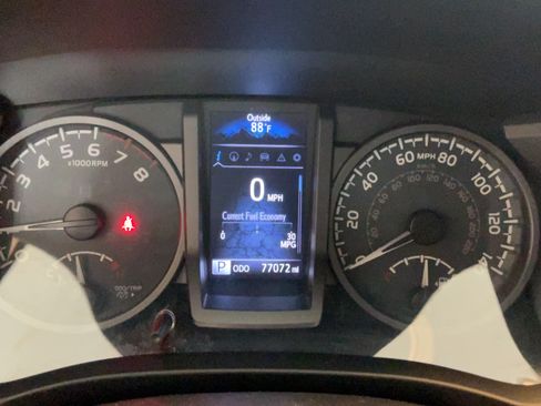 Used 2018 Toyota Tacoma TRD Off-Road AWD/4WD image 10