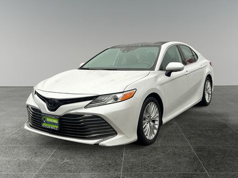Used 2020 Toyota Camry XLE image 3
