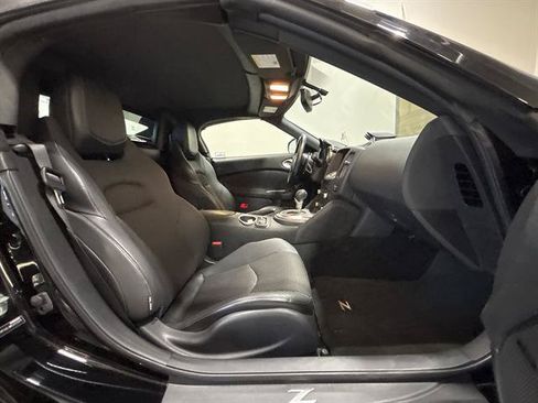 Used 2018 Nissan 370Z Touring RWD image 19