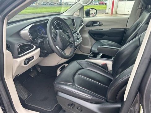 Used 2023 Chrysler Pacifica Touring-L FWD image 9