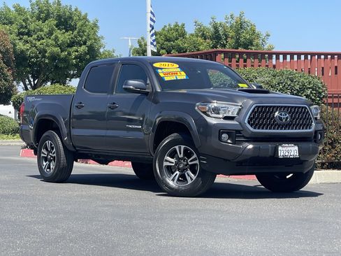 Used 2019 Toyota Tacoma TRD Sport w/ Technology Package RWD image 2