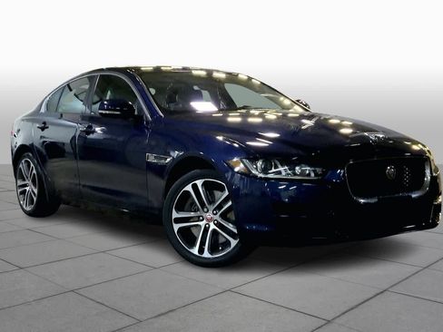 Used 2017 Jaguar XE Premium image 2