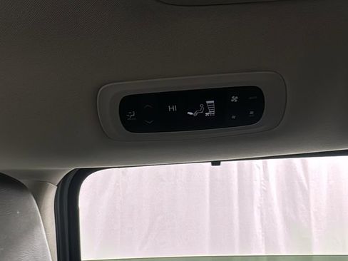 Used 2024 Chrysler Pacifica Touring-L image 42