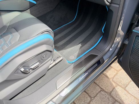 Used 2025 Lamborghini Urus SE image 51