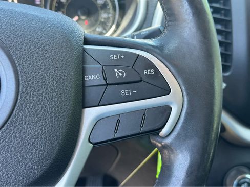 Used 2014 Jeep Cherokee Latitude w/ Cold Weather Group AWD/4WD image 16