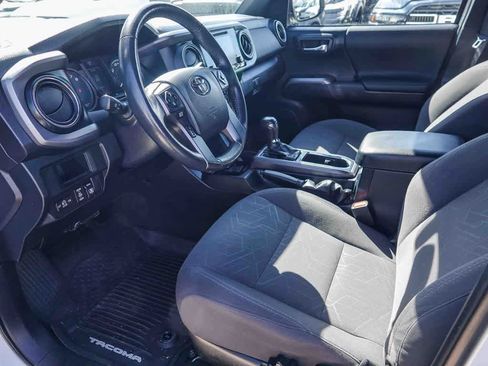 Used 2017 Toyota Tacoma TRD Sport w/ Tow Package (A/T) image 15