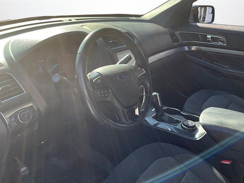 Used 2018 Ford Explorer XLT w/ XLT Technology Feature Bundle image 16