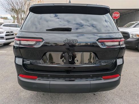 Used 2022 Jeep Grand Cherokee L Limited w/ Black Appearance Package image 4