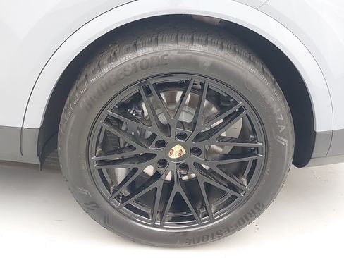 Certified 2026 Porsche Cayenne AWD/4WD image 36