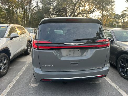 Used 2023 Chrysler Pacifica Touring-L image 3
